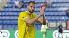 Zlínský kapitán Tomáš Poznar zdraví fanoušky, rozhodl souboj v nadstavbě proti...