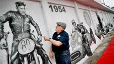 Peter Baláž obdivuje graffiti Františka Šťastného.