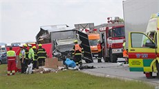 Tragická nehoda na D1 u Stránecké Zhoe, pi ní zemeli dva lidé. Dodávka...