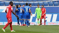 Fotbalisté Hoffenheimu vetn Pavla Kadeábka slaví gól proti Unionu Berlín.