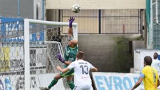 Karvinský branká� Petr Bolek zasahuje v utkání v Teplicích.