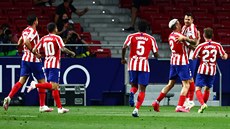 Fotbalisté Atlétika Madrid se radují z gólu, který vst�elil Vitolo.