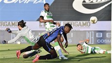 Duvan Zapata z Bergama stílí gól v utkání proti Sassuolu.