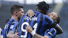 Duvan Zapata sklízí po gólu pochvaly spoluhrá z Bergama.