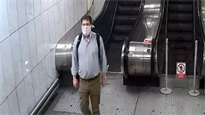 Policie hledá mue, kterého v metru napadl útoník s noem.