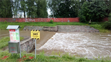 Podél jezu se pohybovala skupinka mladých lidí, jeden chlapec sko�il do Tiché...
