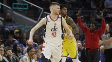 Davis Bertans (vlevo) z Washingtonu se raduje z trefy v zpase s Golden State,...