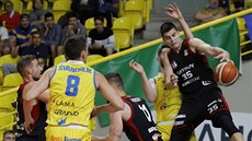 Václav Bujnoch (vpravo) ze Svitav dosko�il mí� v zápase s Opavou.