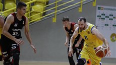 Václav Bujnoch (vlevo) ze Svitav se snaí dohnat opavského Radima Kleku.