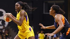 Chiney Ogwumikeová (vlevo) z LA Sparks útoí kolem Morgan Tuckové z...