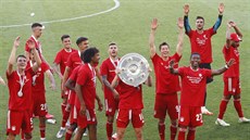 Fotbalisté Bayernu Mnichov oslavují nmecký titul.