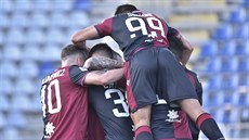 Fotbalisté Cagliari oslavují gól.