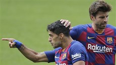Luis Suarez (vlevo) z Barcelony se raduje ze svého gólu.