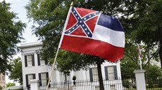 O vlajku amerického státu Mississippi odkazující na časy Konfederace se vedl...