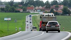 Čtyřproudová silnice z Plzně, která nyní končí u výkrmny prasat Vysoká, se...