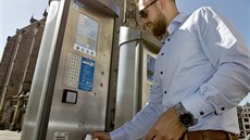 �idi�i v Plzni u� nemusejí kv�li placení parkovného chodit k automat�m. Sta�í mít mobil. 
