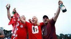 Píznvci fotbalového Liverpoolu slavili ped stadionem Anfield zisk...