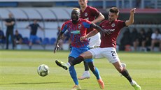 Spar�anský zálo�ník Michal Trávník blokuje p�ihrávku sm��ující k plze�skému...