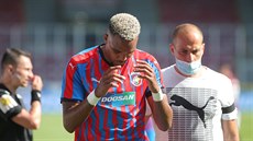 Zran�ný plze�ský úto�ník Jean-David Beauguel opou�tí trávník v utkání se Spartou