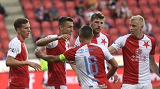 Fotbalisté Slavie se radují z jednoho ze čtyř gólů do jablonecké sítě.