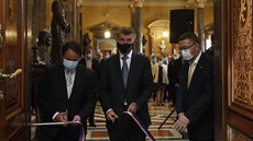 Premiér Andrej Babi slavnostn pestihl pásku k výstav spolen s generálním...
