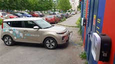 Jedny z prvních nabíječek elektromobilů na fasádách trafostanic PRE se nacházejí v ulici Janovská v Horních Měcholupech.