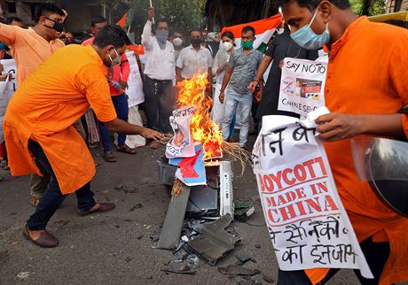 Píznivci strany BJP v indické Kalkat demonstrují za bojkot ínských výrobk....