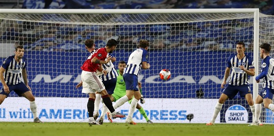 Bruno Fernandes (uprosted) z Manchesteru United stílí gól v zápase s...