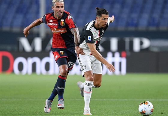 Cristiano Ronaldo (vpravo) z Juventusu se snaí uniknout Valonovi Behramimu z...