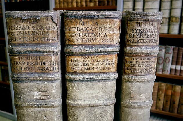 Ti svazky Bible z první poloviny 17. století ve fondu Vdecké knihovny v...