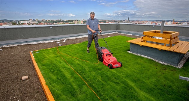VIDEO: Na zelené střeše sedmipatrového paneláku poprvé posekali trávník