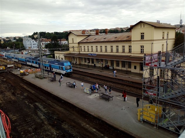 Pohled z nov otevené provizorní lávky na stav rekonstrukce v st Praha-Vrovice. Lávka pro pí byla konen otevena po pl roce, kdy se muselo k 4. nástupiti chodit tém 2 kilometry obchzkou. Kdyby nebyl nyní zcela uzaven podchod, patrn by se láv