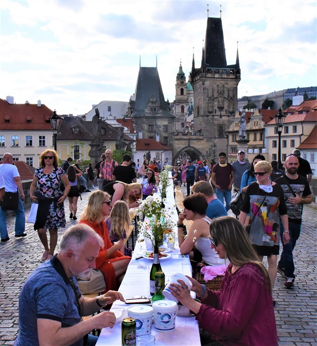 Posezení na Karlov most