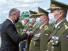 Ministr obrany Lubomír Metnar udělil vyznamenání při slavnostním nástupu ke Dni...