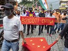 Lidé v indické Dharmsale demonstrují za bojkot ínských výrobk. (19. ervna...
