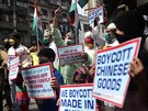 Lidé v indické Bombaji demonstrují za bojkot ínských výrobk. (20. ervna 2020)