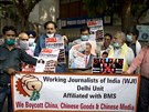 Novinái v indickém Novém Dillí demonstrují za bojkot ínských výrobk. (30....