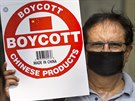 Noviná v indickém Novém Dillí demonstruje za bojkot ínských výrobk. (30....