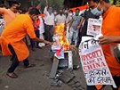 Píznivci strany BJP v indické Kalkat demonstrují za bojkot ínských výrobk....