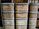 Ti svazky Bible z prvn poloviny 17. stolet ve fondu Vdeck knihovny v...