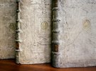Ti svazky Bible z prvn poloviny 17. stolet ve fondu Vdeck knihovny v...