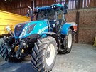 Jeden z moderních traktor, který Motikovi pouívají k podnikání.