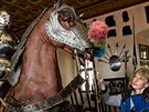 Pracovníci státního zámku v Opon uklízejí ped zaátkem turistické sezony...