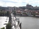 Na Karlov� most� vyrostl p�lkilometrov� st�l, host� sousedskou slavnost (30. 6....