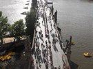 Na Karlov� most� vyrostl p�lkilometrov� st�l, host� sousedskou slavnost (30. 6....