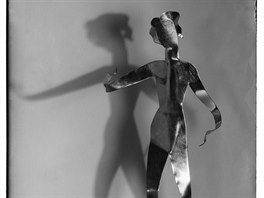 Josef Sudek, [František Tröster–žáci, Reklamní kovová figura, asi 1935], 1935,...