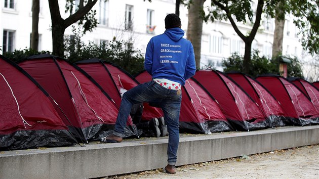 V centru Paříže vzniklo přes noc tábořiště nezletilých migrantů. (30. června 2020)