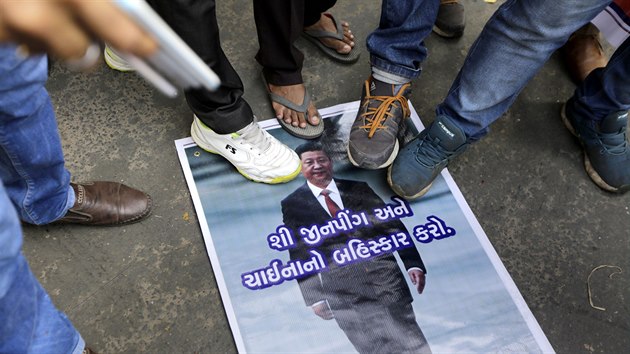 Lidé v indickém Ahmadábádu demonstrují za bojkot čínských výrobků. (20. června 2020)