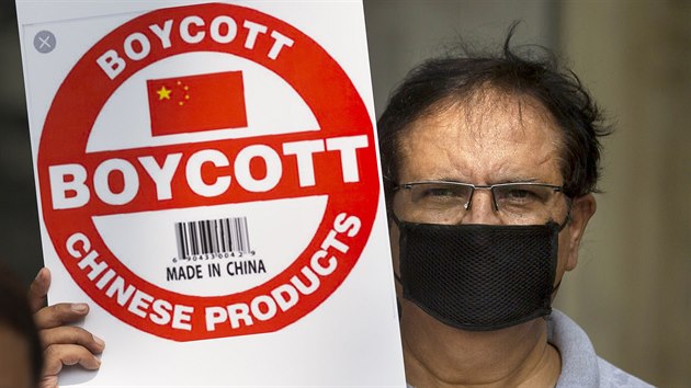 Novinář v indickém Novém Dillí demonstruje za bojkot čínských výrobků. (30. června 2020)