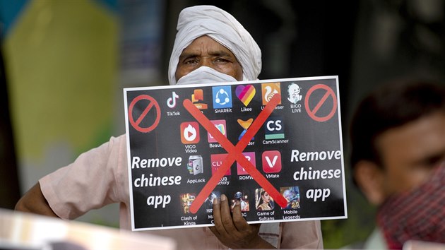 Lidé v indickém Novém Dillí demonstrují za bojkot čínských výrobků. (30. června 2020)